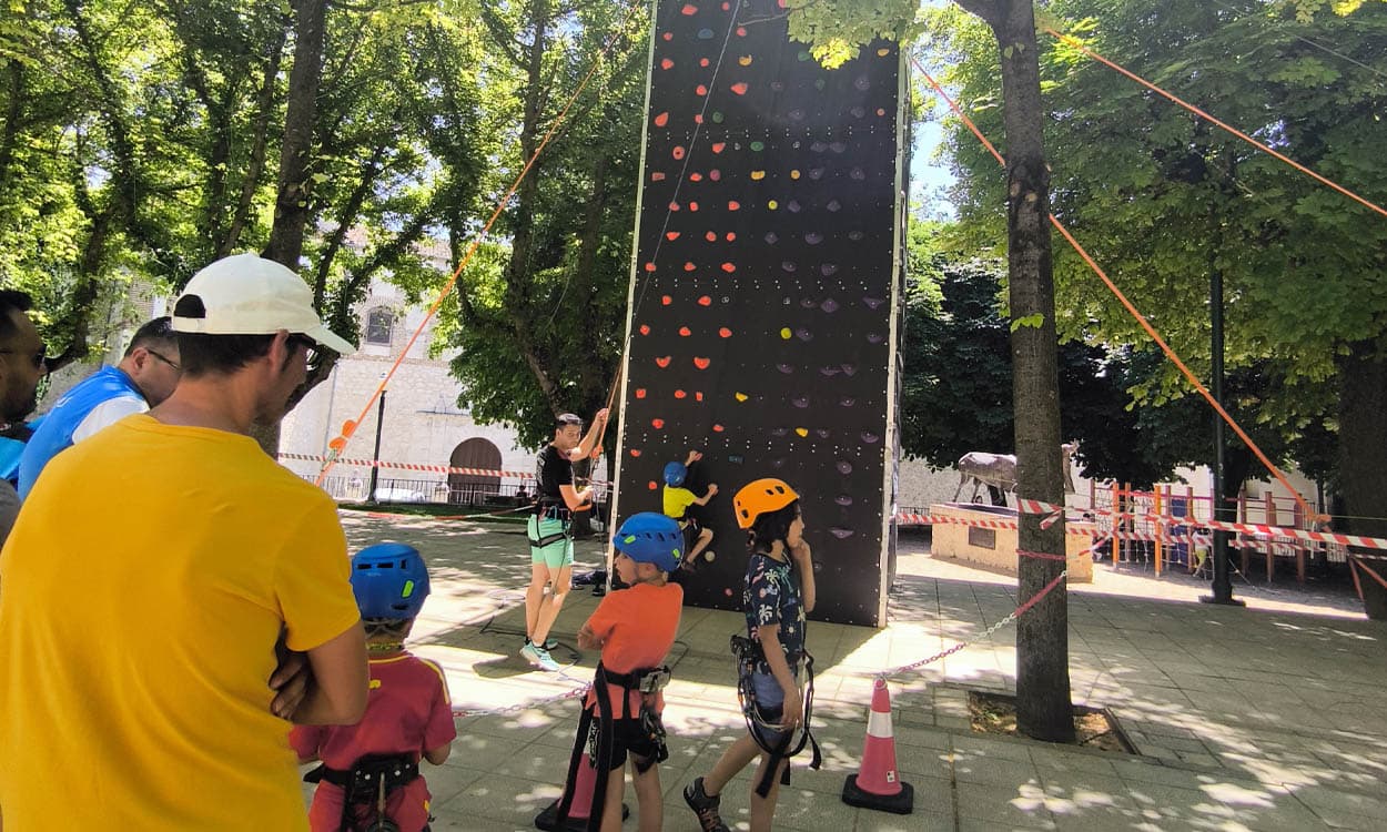 ROCODROMO  TORRE DE AVENTURA PORTATIL 6 - 8 METROS